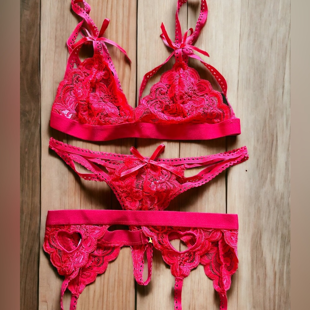 NWOT Sexy 3 Piece Lace Garter Set